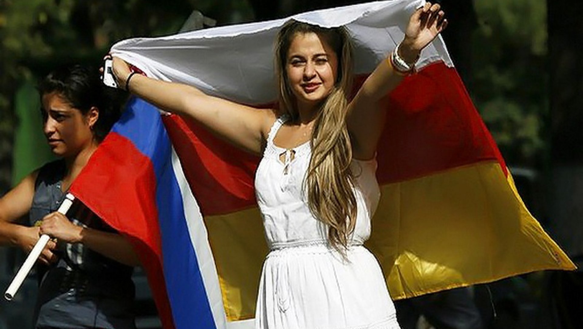 Южная осетия хочет. Южная Осетия это Россия 2022. Южная Осетия люди. Осетинка с флагом. Флаг Росси и Южной Осетии.