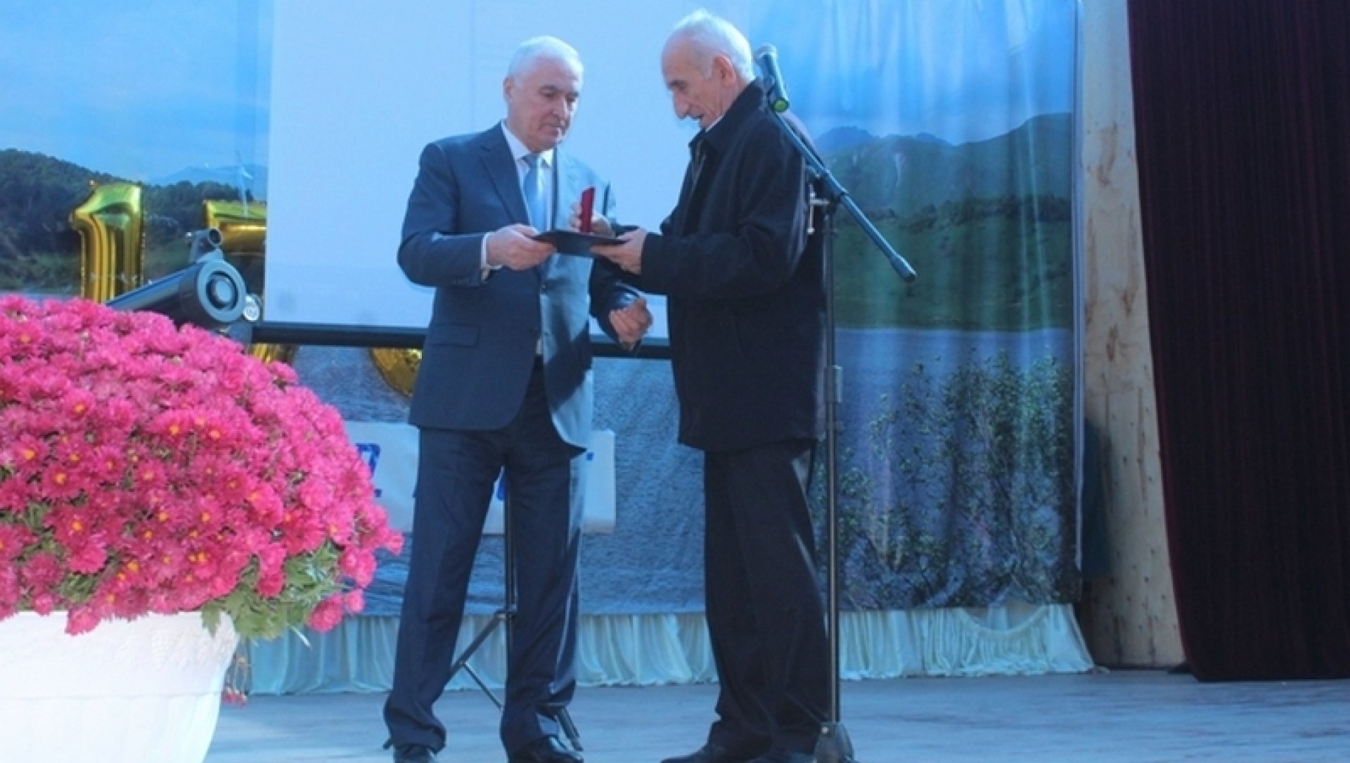 Леонид Тибилов поздравил с юбилеем Дзаускую школу