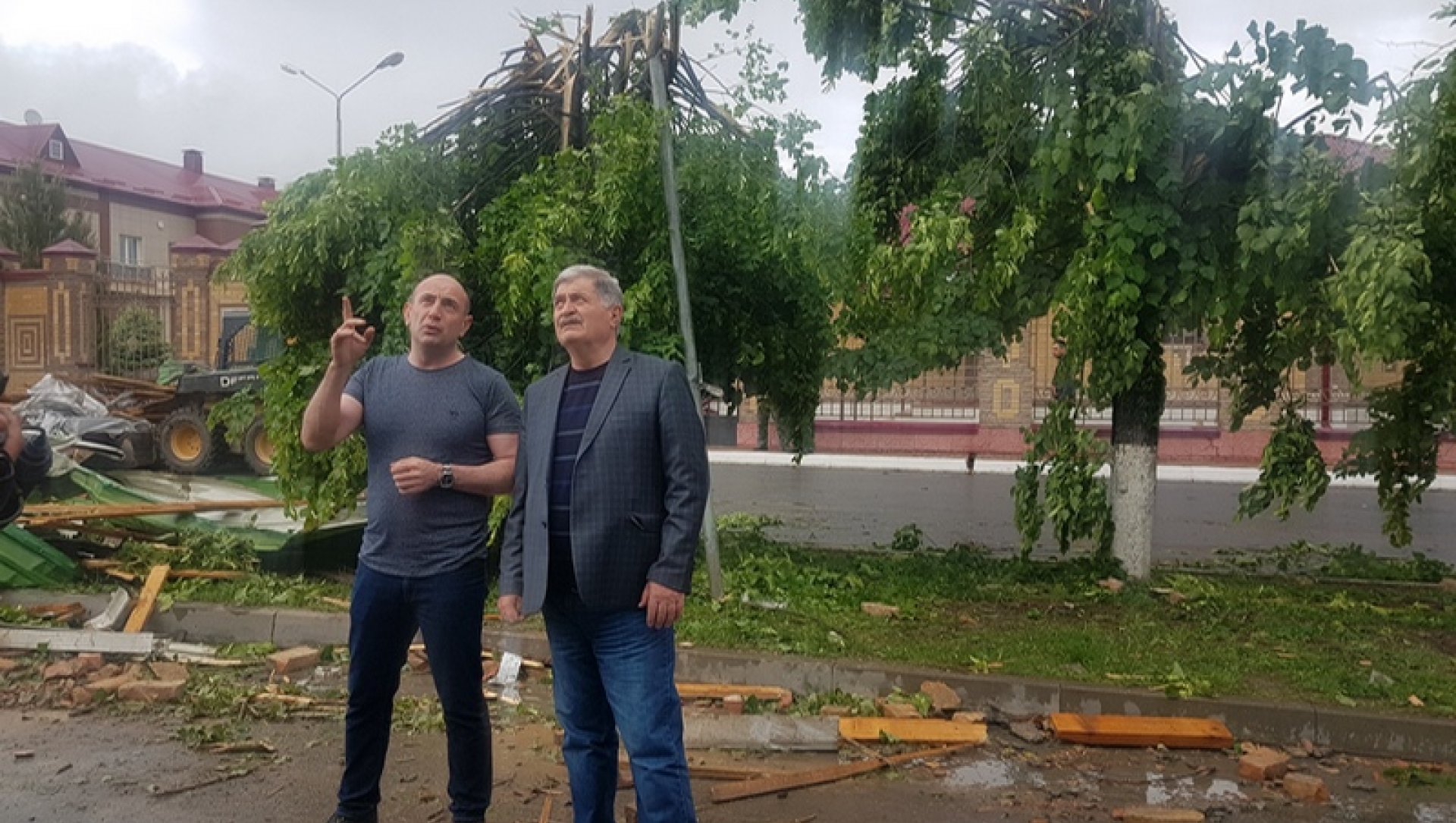 Эрик Пухаев дал поручения по устранению последствий урагана