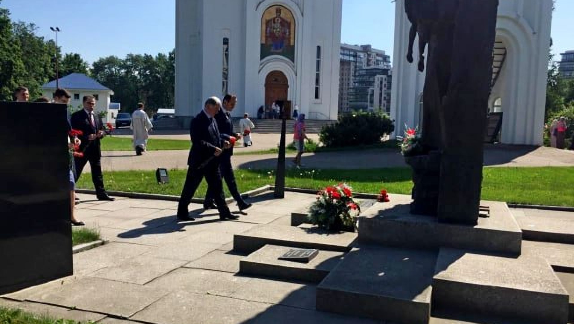 Делегация Южной Осетии возложила цветы к памятнику жертвам бесланского теракта