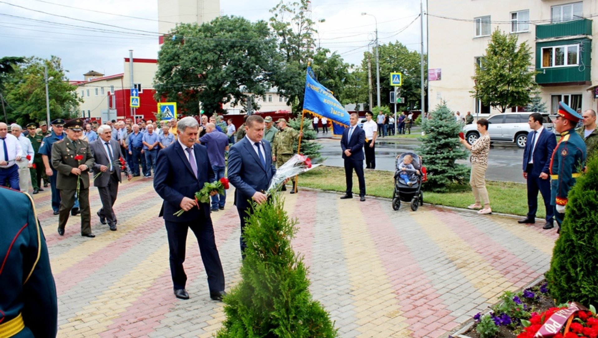 Эрик Пухаев принял участие в церемонии возложения цветов к памятнику миротворцам