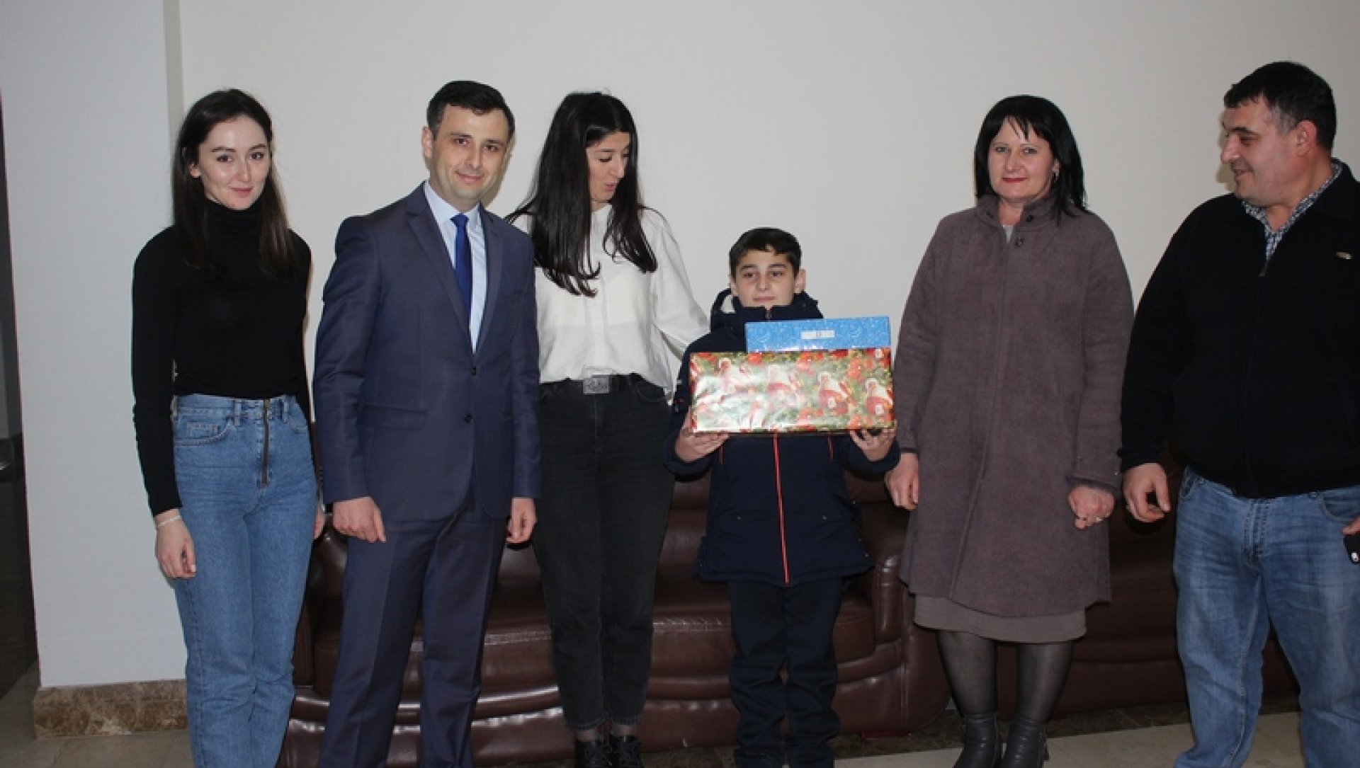 Глава Аппарата Правительства исполнил новогодние желания двоих детей