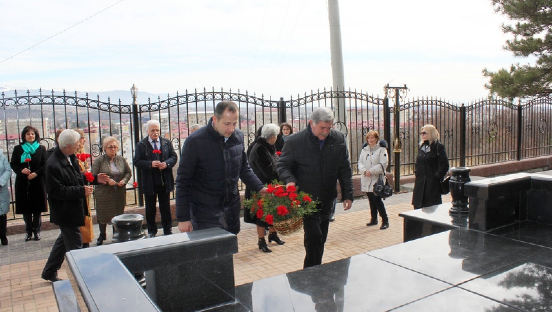 Эрик Пухаев принял участие в церемонии возложения цветов к памятнику Нафи