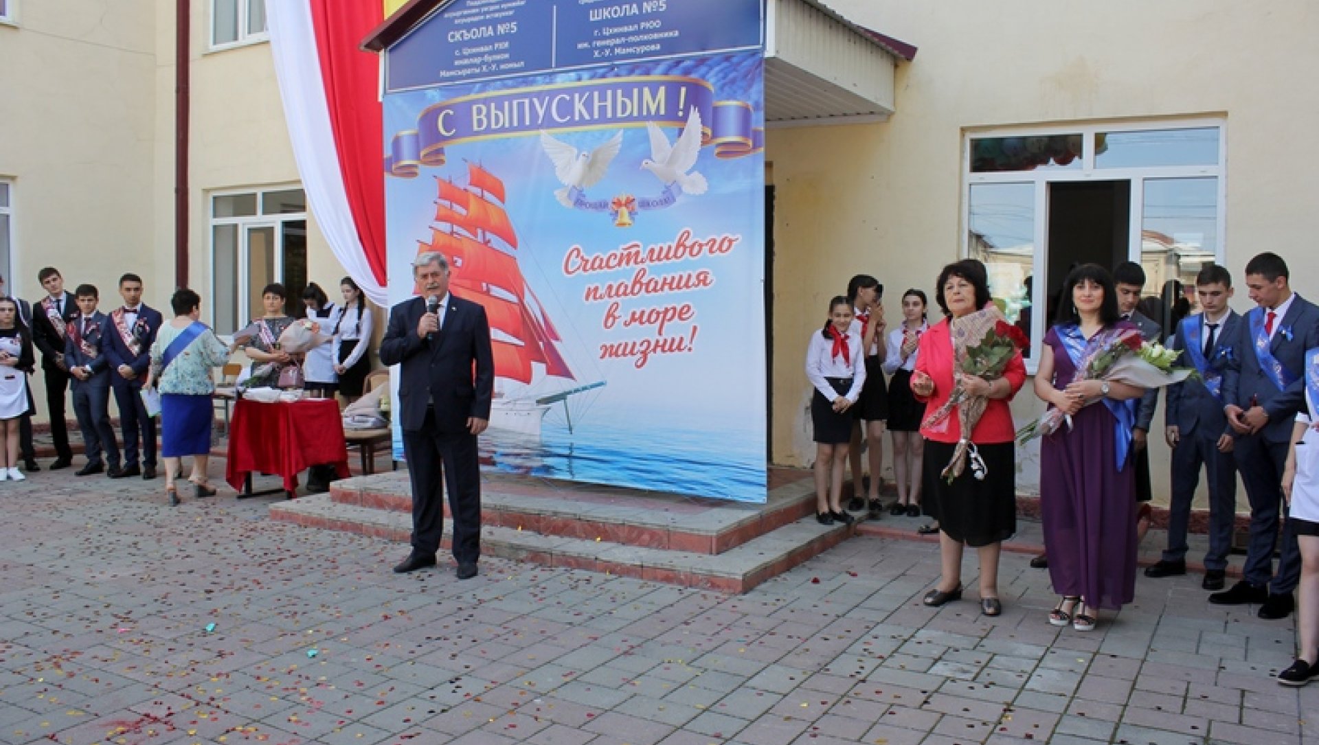 Эрик Пухаев поздравил выпускников с праздником Последнего звонка