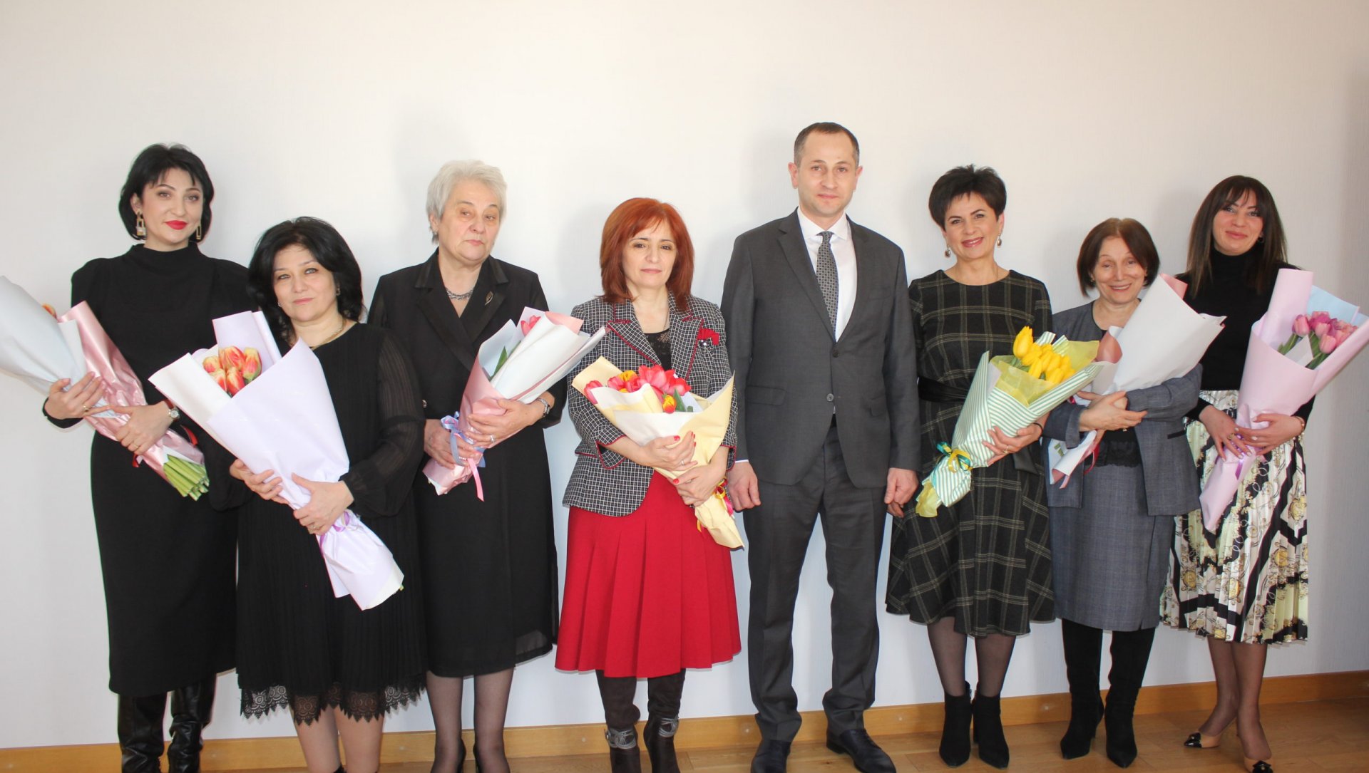 Геннадий Бекоев поздравил с 8 марта руководителей министерств и ведомств