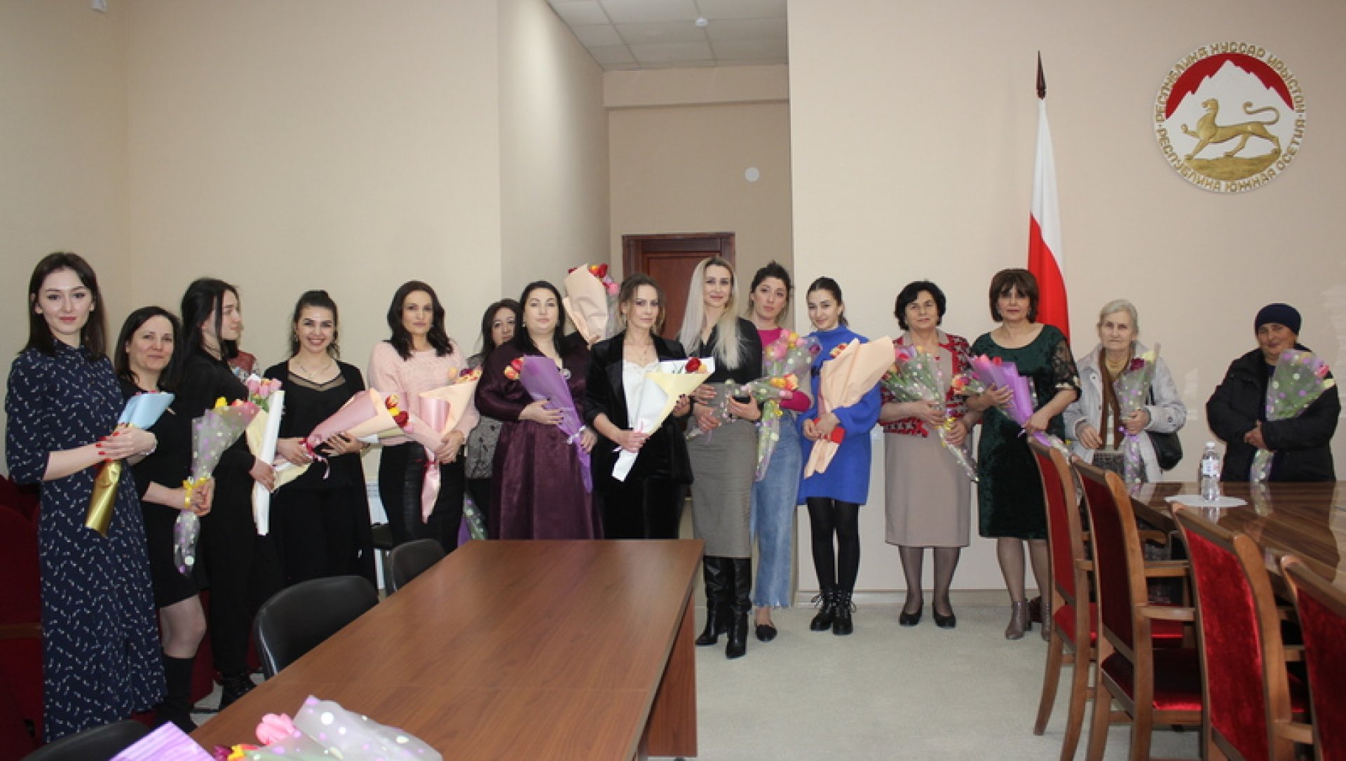 Геннадий Бекоев поздравил сотрудников Аппарата Правительства с Международным женским днем