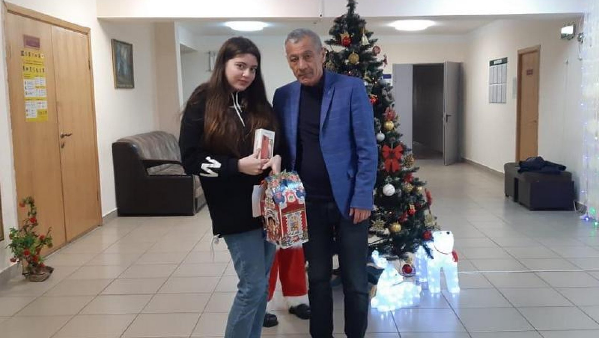 Председатель Правительства Геннадий Бекоев передал новогодний подарок воспитаннице Ленингорского детдома
