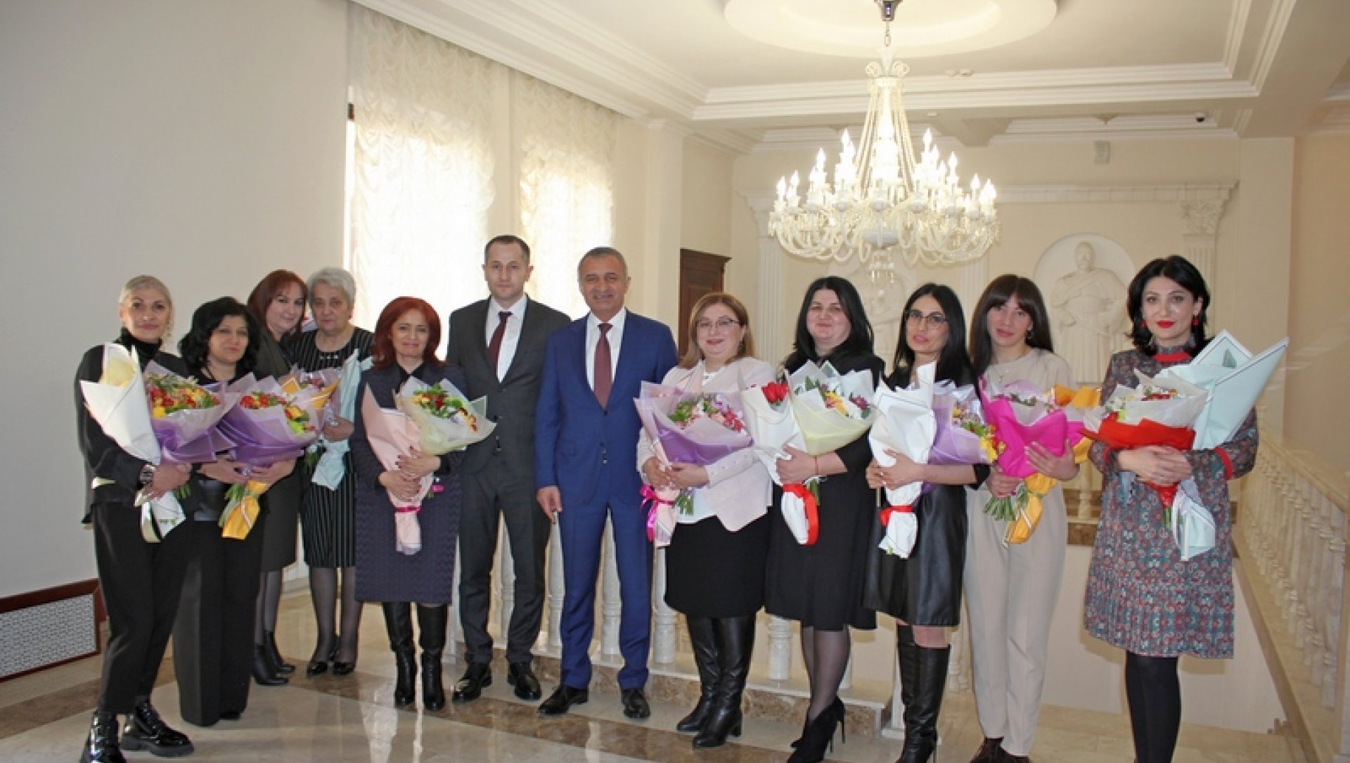 Анатолий Бибилов и Геннадий Бекоев поздравили руководителей министерств и ведомств с 8 марта