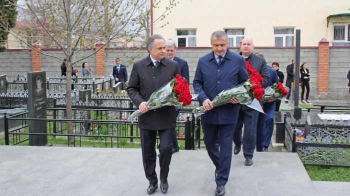 Виталий Мутко и Анатолий Бибилов посетили Мемориальный комплекс