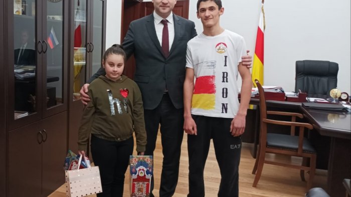 Геннадий Бекоев исполнил новогодние желания детей