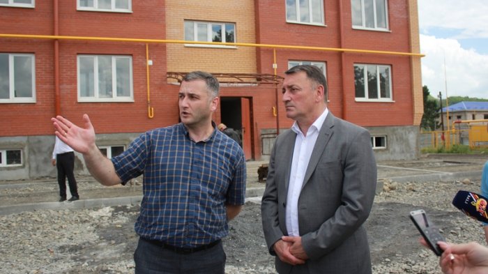 Константин Джуссоев провел выездное совещание на строительных объектах Цхинвала