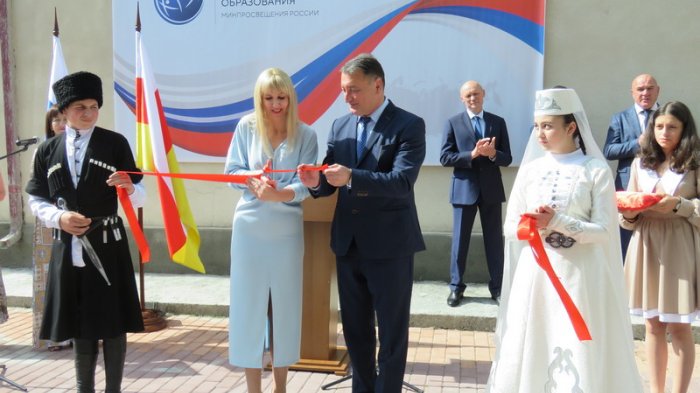 Константин Джуссоев принял участие в церемонии открытия Центра образования в Ленингоре