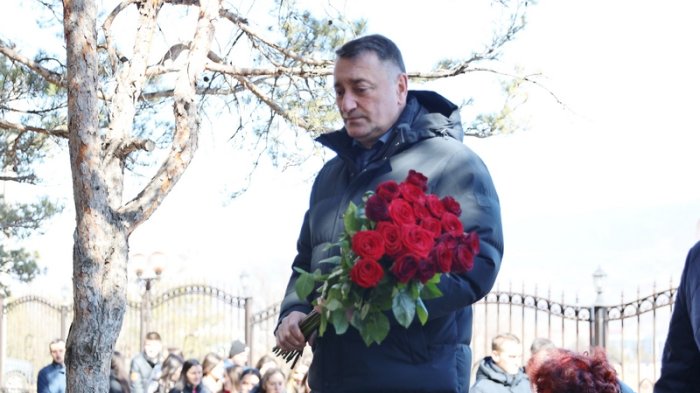 Константин Джуссоев возложил цветы к памятнику Нафи Джусойты