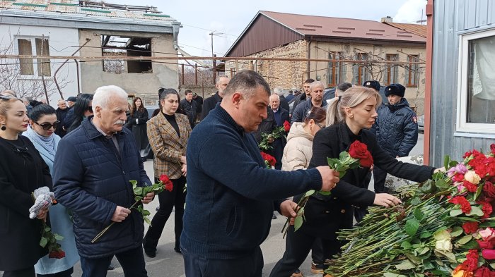 Первый заместитель Председателя Правительства Алан Джиоев и сотрудники Аппарата Правительства возложили цветы у здания Посольства РФ 