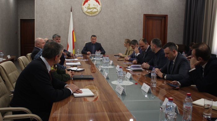Константин Джуссоев провел рабочее совещание с участием руководителей министерств и ведомств