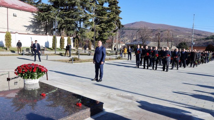 Руководство республики возложило цветы к Мемориалу павшим защитникам Отечества в честь Дня мужества и народного единства 