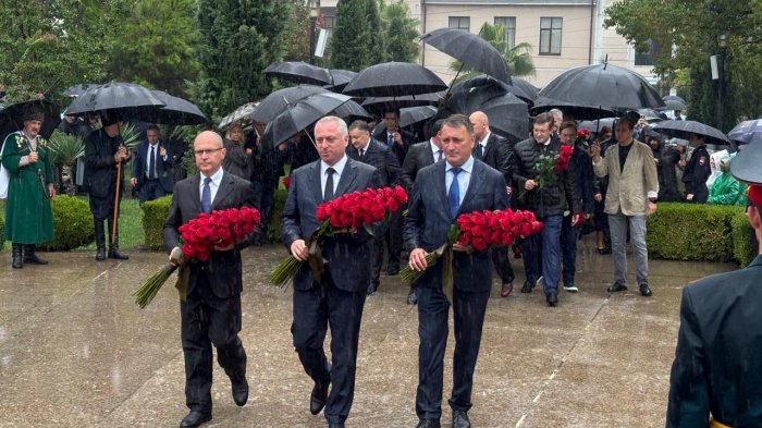 Делегация Южной Осетии возложила цветы к мемориалу погибшим в Отечественной войне народа Абхазии