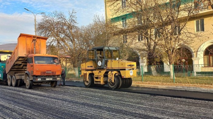 В Южной Осетии приступили к асфальтированию столичных улиц в рамках Инвестпрограммы  