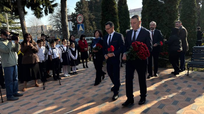 Константин Джуссоев принял участие в открытии обновленного бюста Сергея Коблова в Цхинвальской школе №11