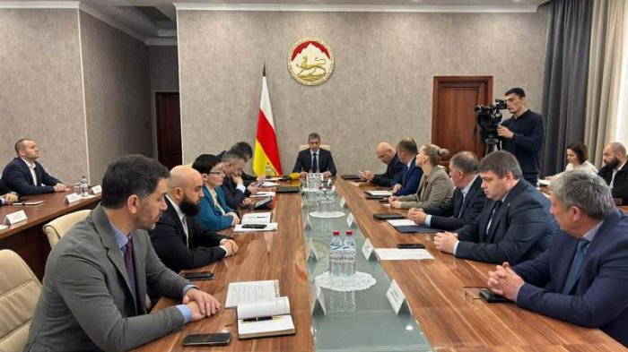 Дзамболат Тадтаев провел аппаратное совещание