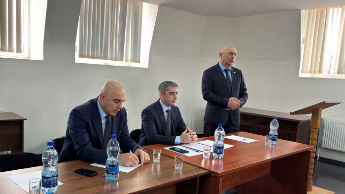 Дзамболат Тадтаев представил коллективу Цхинвальского района нового руководителя 