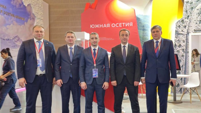 Главы правительств Южной Осетии и Абхазии ознакомились со стендами двух республик на КИФ