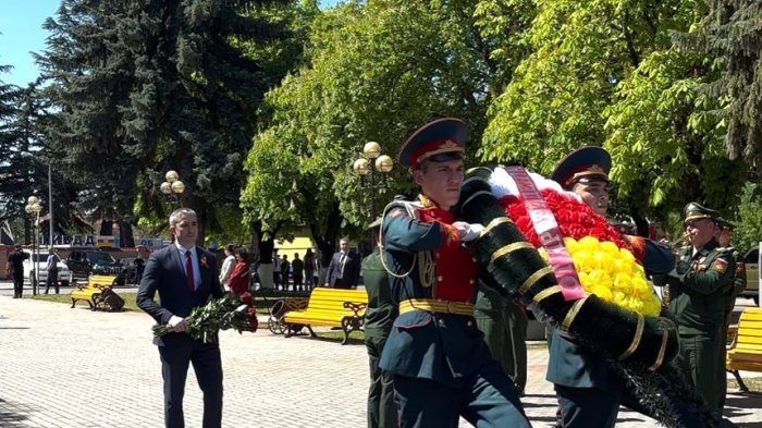 К Вечному огню в Южной Осетии возложили цветы и венки
