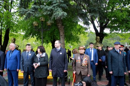 Геннадий Бекоев принял участие в возложении Гирлянды Славы к обелиску на Аллее Славы