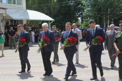 Константин Джуссоев возложил цветы к памятной стеле ко Дню миротворца